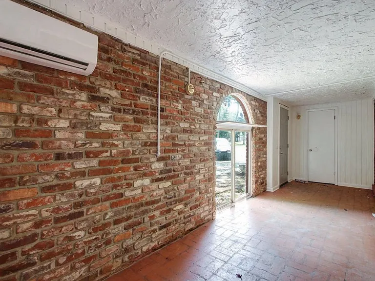 2325 Spring Park Rd #B — Photo 2