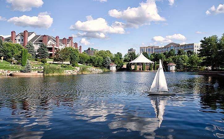 Beautiful Centennial Lakes Condominiums on Edina's Centennial Lake Park!