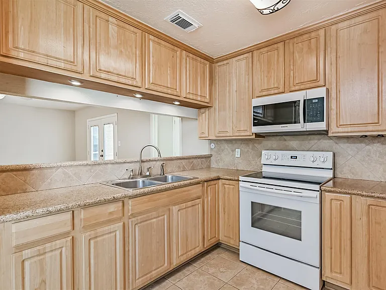1113 N Heron Dr — Photo 14