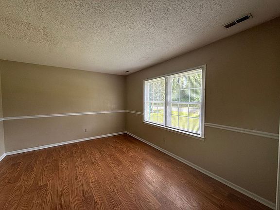 4th image of 411 Greenbriar Dr