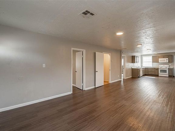 4th image of 820 SW 31st St