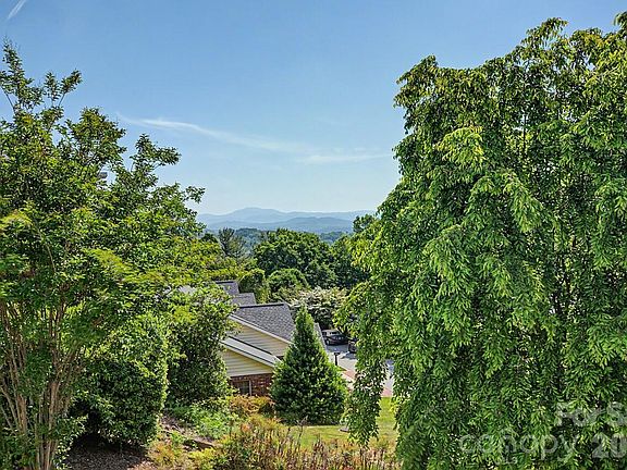 2nd image of 606 Carriage Commons Dr