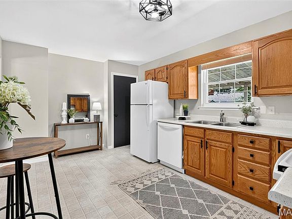 3rd image of 807 Saint Bernard Dr