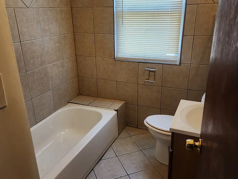 4260 Larchmont Ave — Photo 3