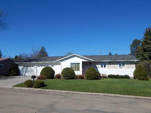 217 15th Ave NE, Devils Lake, ND 58301