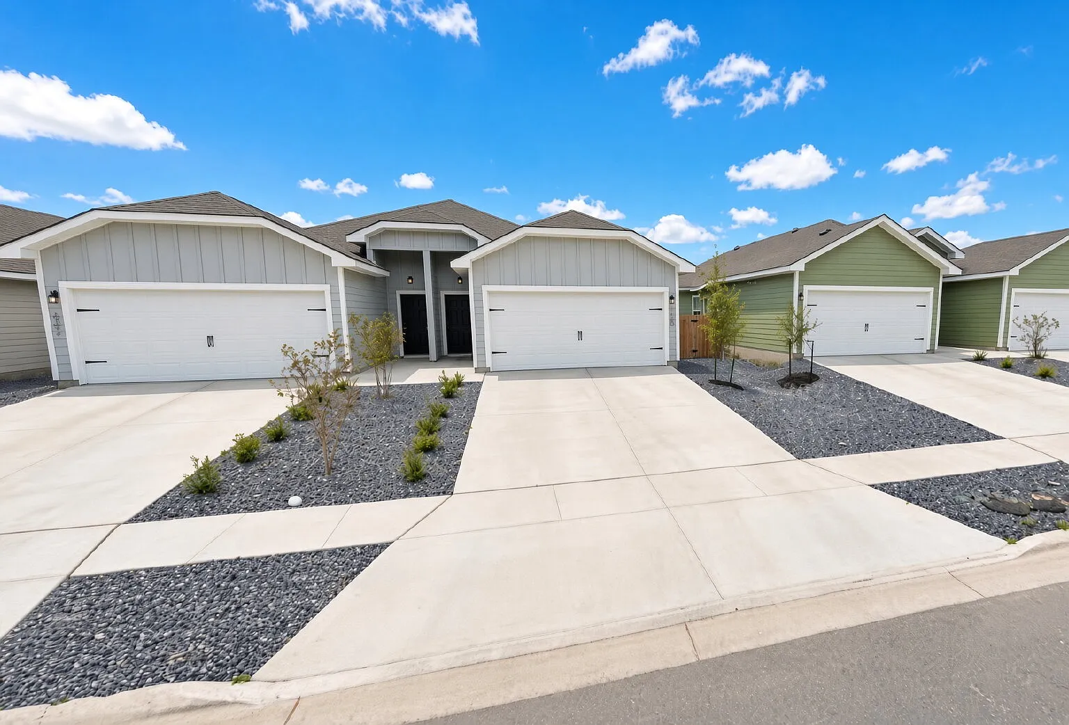 3 bed, 2.5 bath, 1372 sqft, $1,547 — Photo 3
