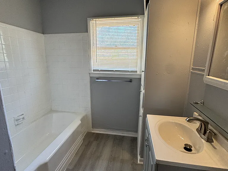 2472 Culver Ave — Photo 9