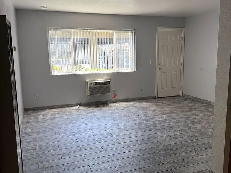 1009 E. Deodar St. — Photo 3