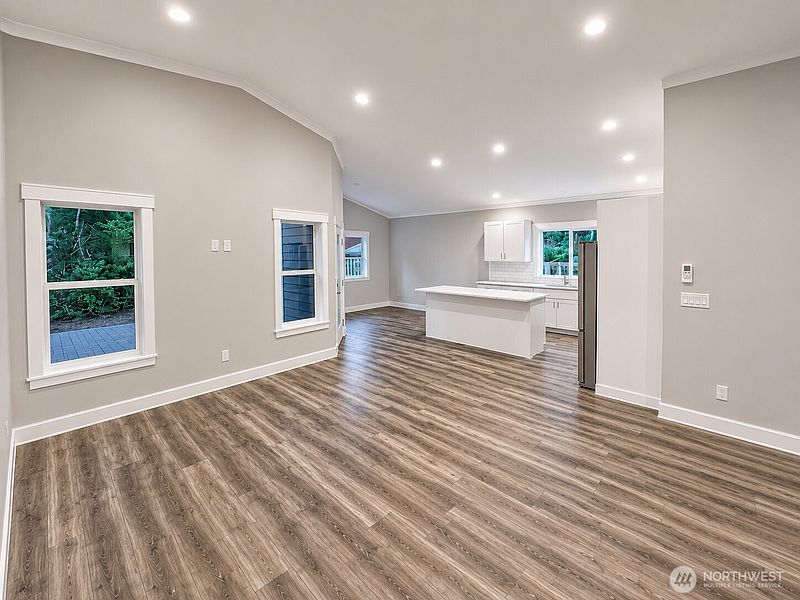 3rd image of 364 Sextans Avenue SW