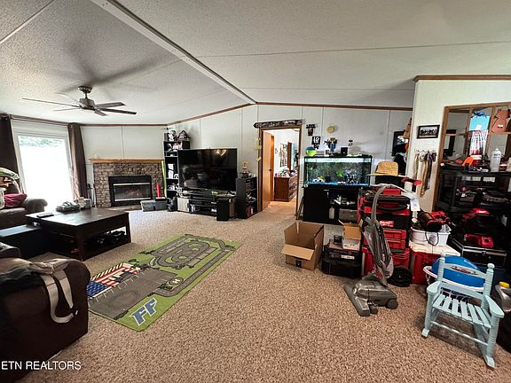 5th image of 102 Loggers Ln
