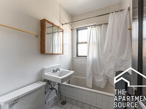 5th image of 2619 W Gunnison St #H1