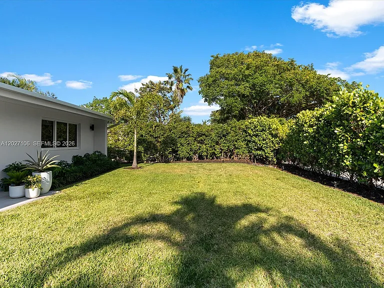 1945 Alamanda Dr — Photo 2