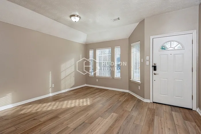 4 bed, 2.0 bath, 2036 sqft, $2,125 — Photo 3