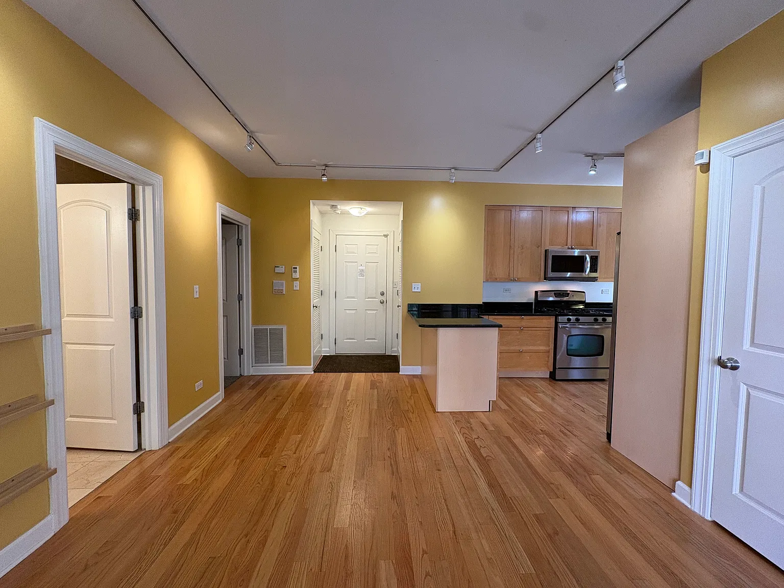3 bed, 900 sqft, $2,300 — Photo 3