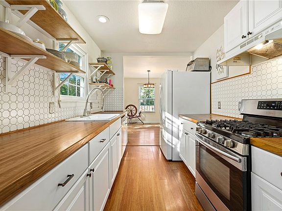 5th image of 209 S Willow Ave
