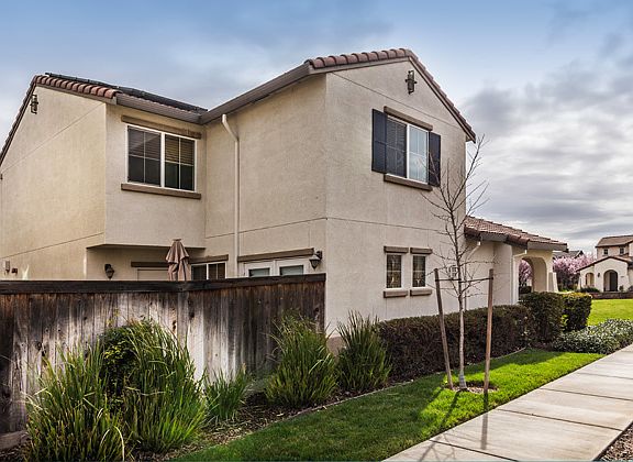 3rd image of 648 Azevedo Ct
