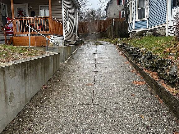 158 DRURY AVE APT. RIGHT
