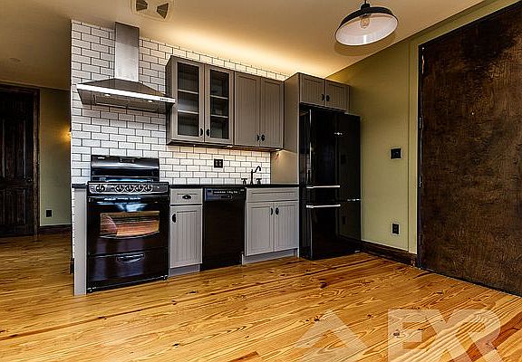 3rd image of 30 Newel St #5
