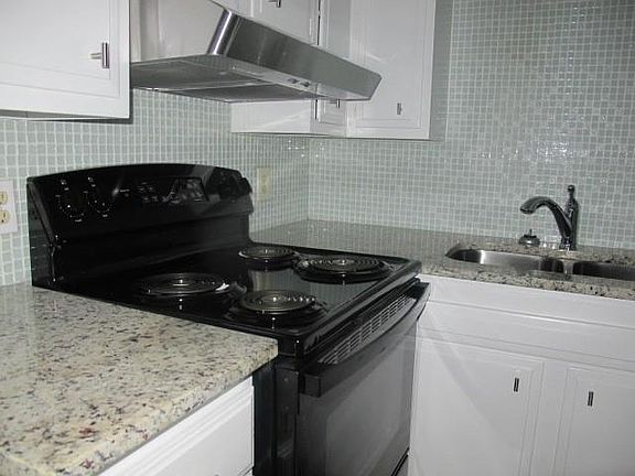 4th image of 425 S Oak St #103