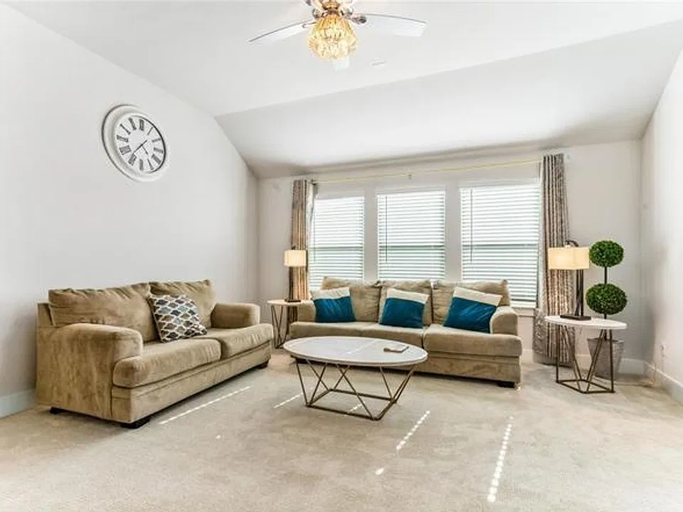 1212 Sapphire Dr