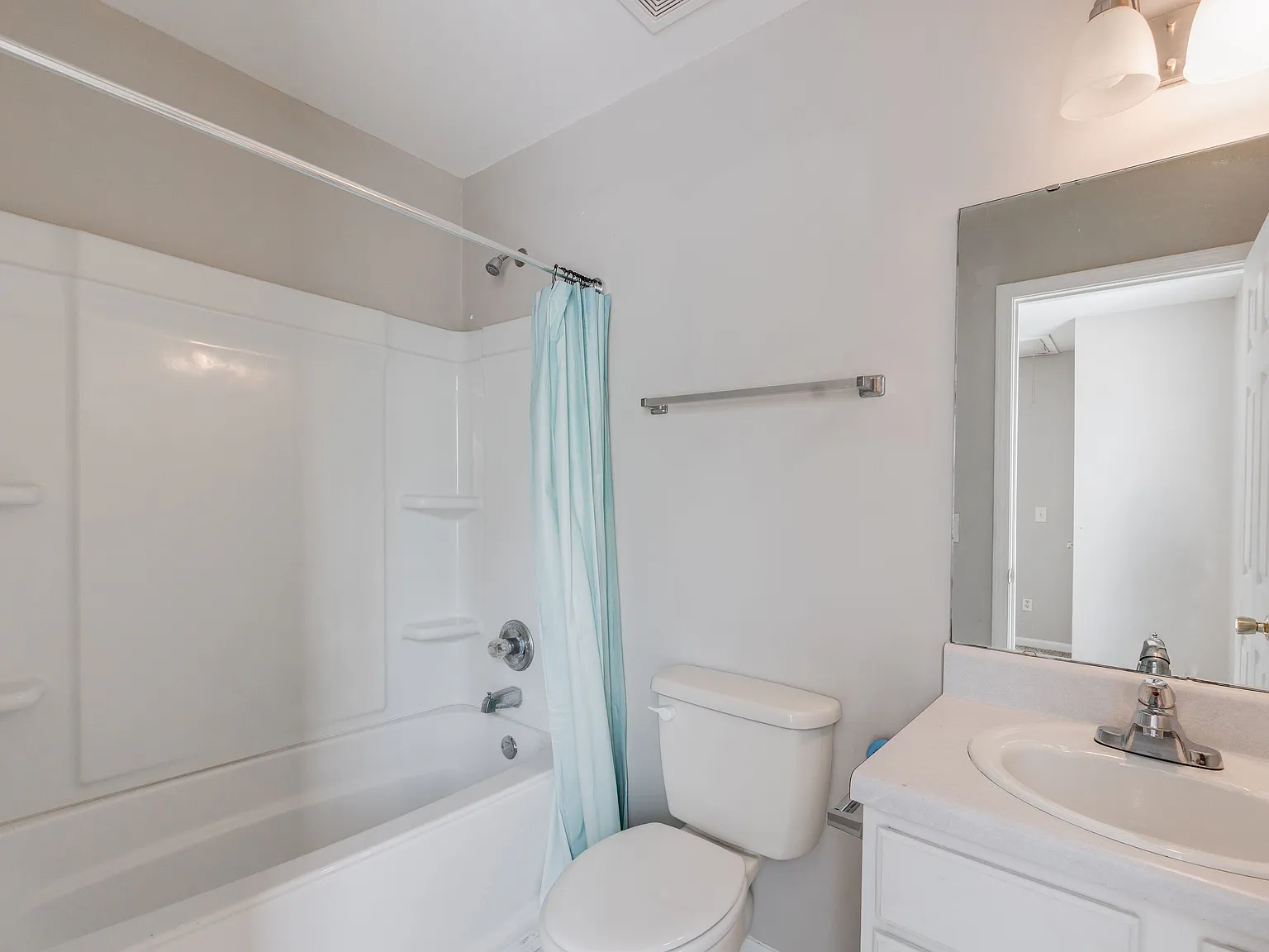 3 bed, 2.5 bath, 1350 sqft, $1,650 — Photo 4