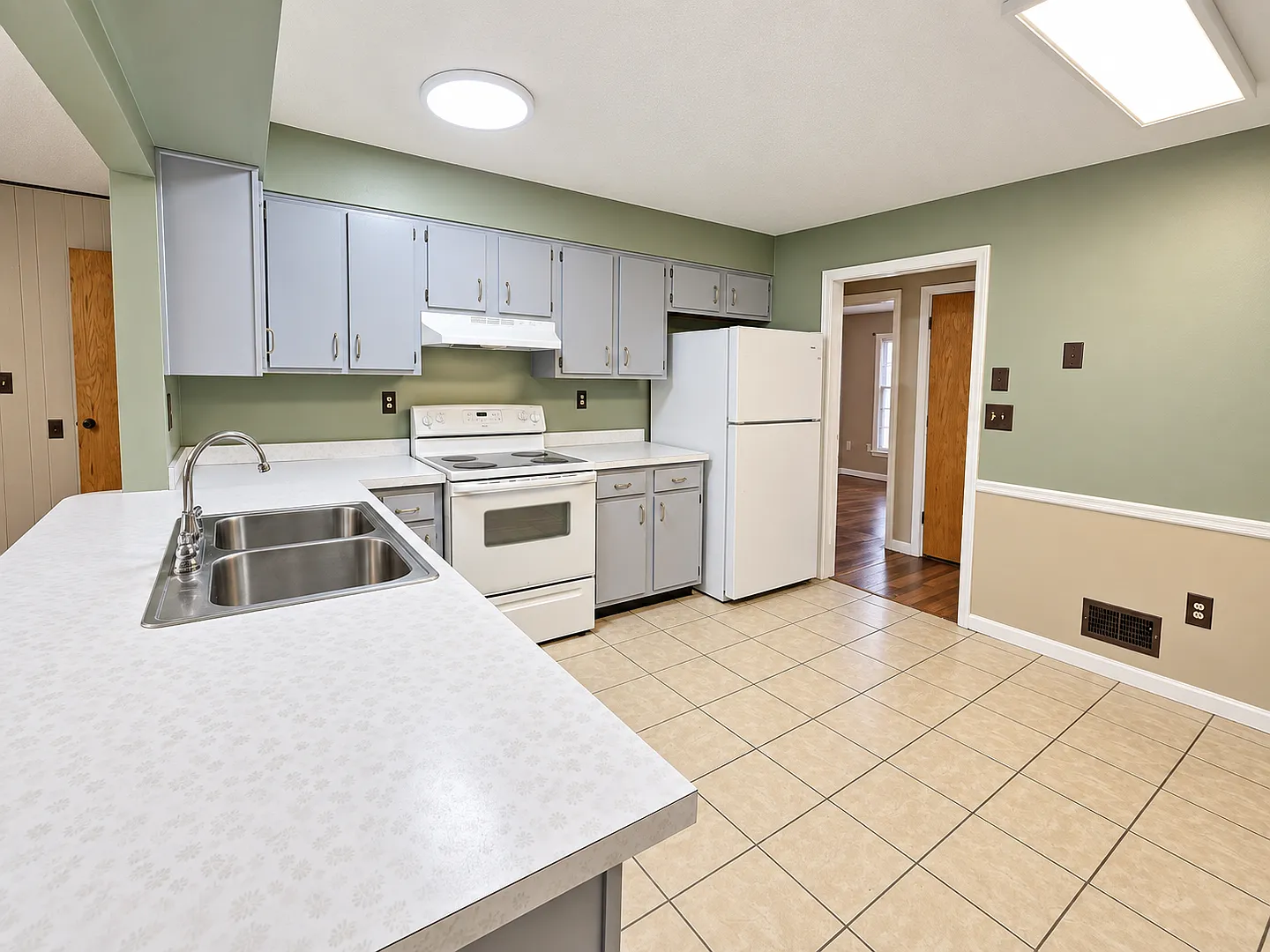 4 Bedroom home in Southend! — Photo 4