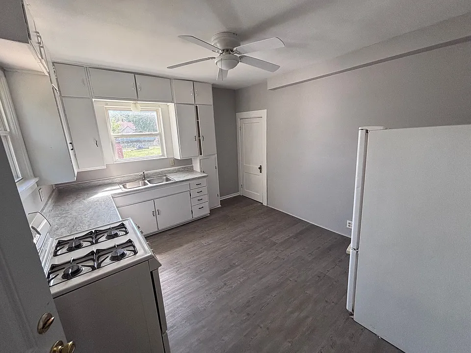 2201 W 2nd St
