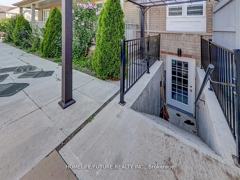 939 Miller Park Ave #BASEMENT — Photo 4