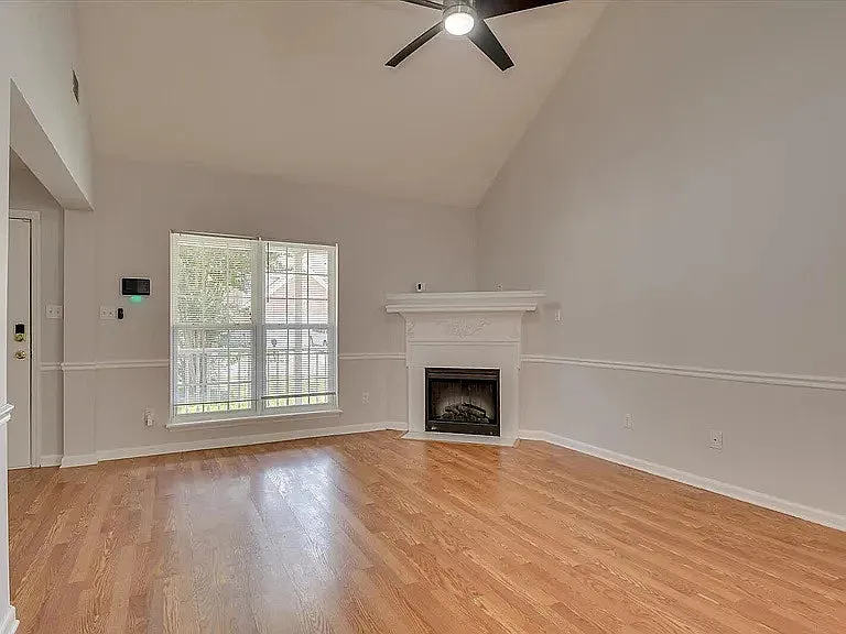 7652 Main Street — Photo 3