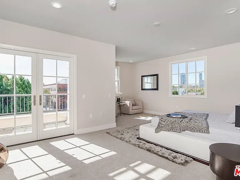 313 S Reeves Dr #203 — Photo 4