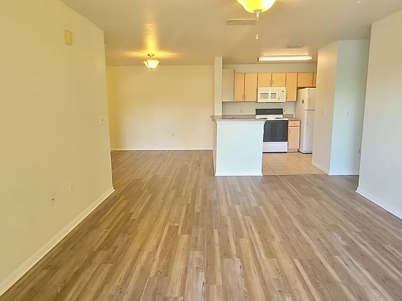 5th image of 940 Village Trl Building 4