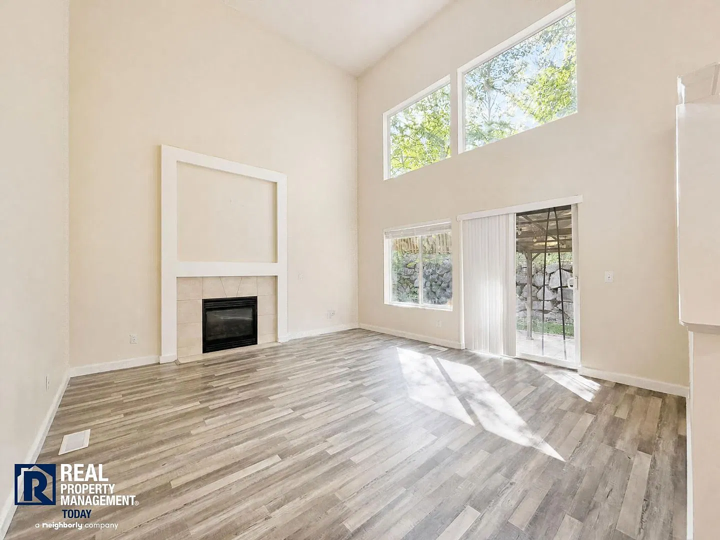 Bright 3-Bedroom Kent Home with Vaulted Ceilings, Covered Patio & 2-Car Garage — Photo 3