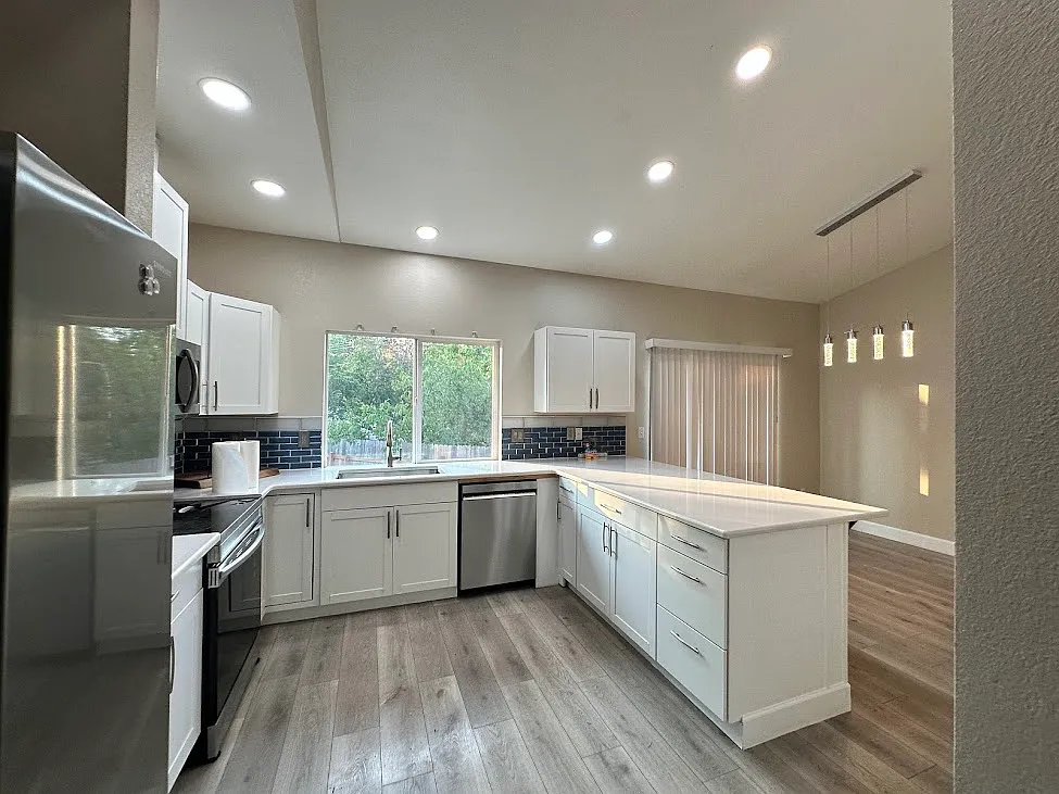 3 bed, 1400 sqft, $2,700 — Photo 3