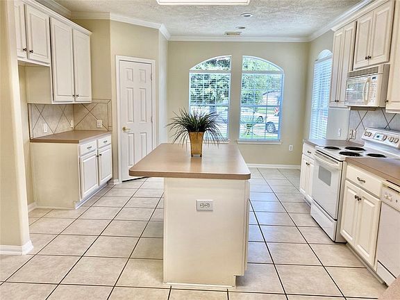 4th image of 2204 Capri Ct