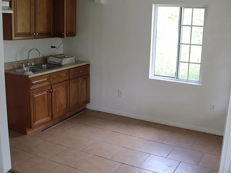 1007 Geraghty Ave — Photo 10
