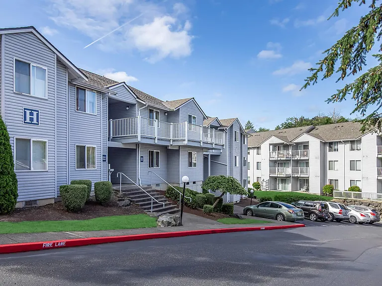 Bristol Square Apartments — Photo 12