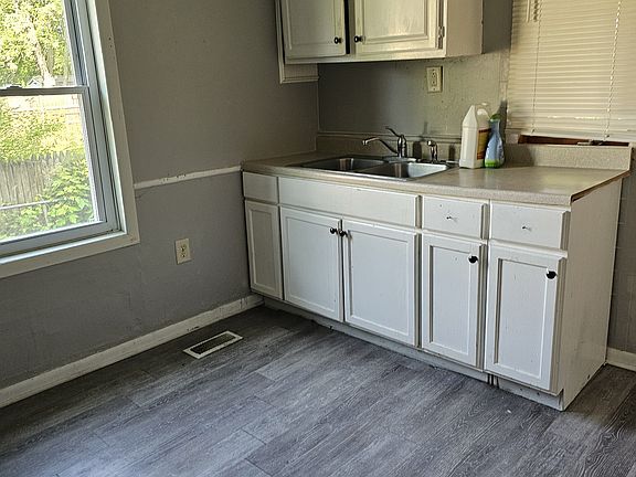 5th image of 428 N Pleasant Valley Ave #A