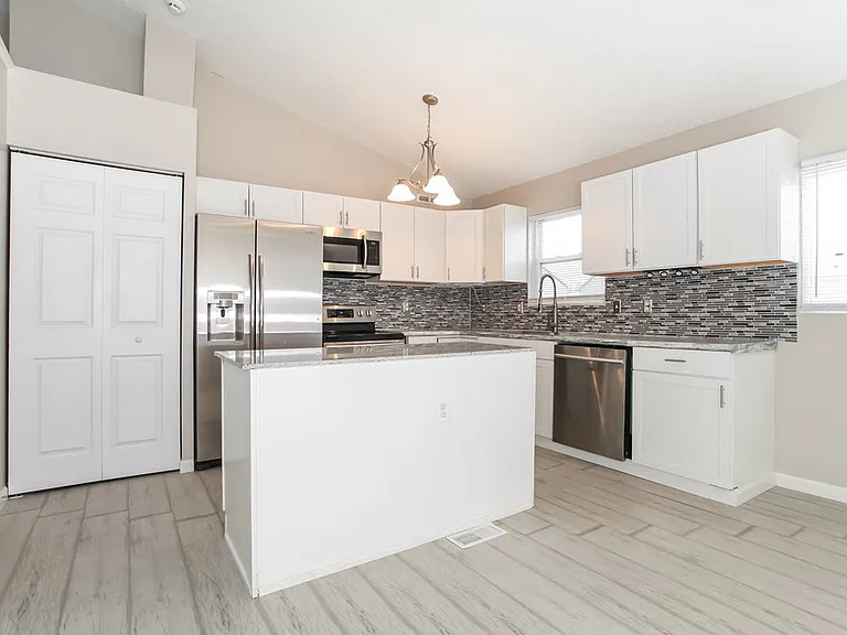313 Effington Ln — Photo 8
