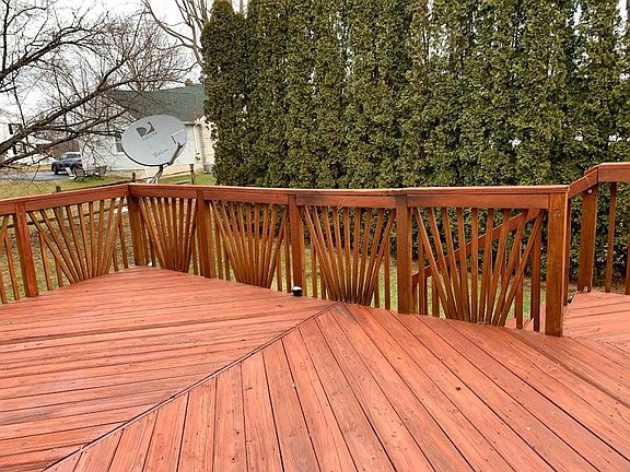 Large Deck w/nice back yard