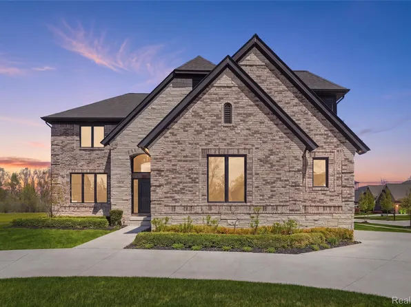 11963 Forest Brook Dr, Washington, MI 48094