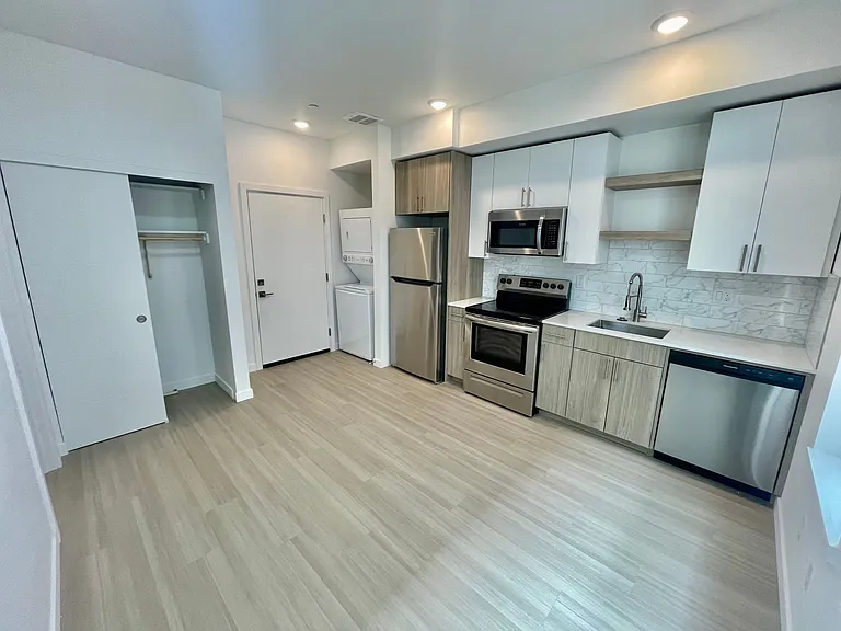 Greenwich Ave Apartments — Photo 15