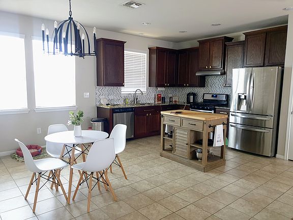 5th image of 392 Eagle Brook Ln