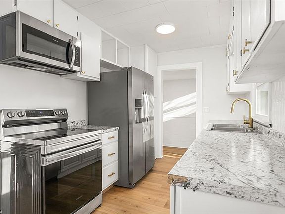 5th image of 310 Somers Ave