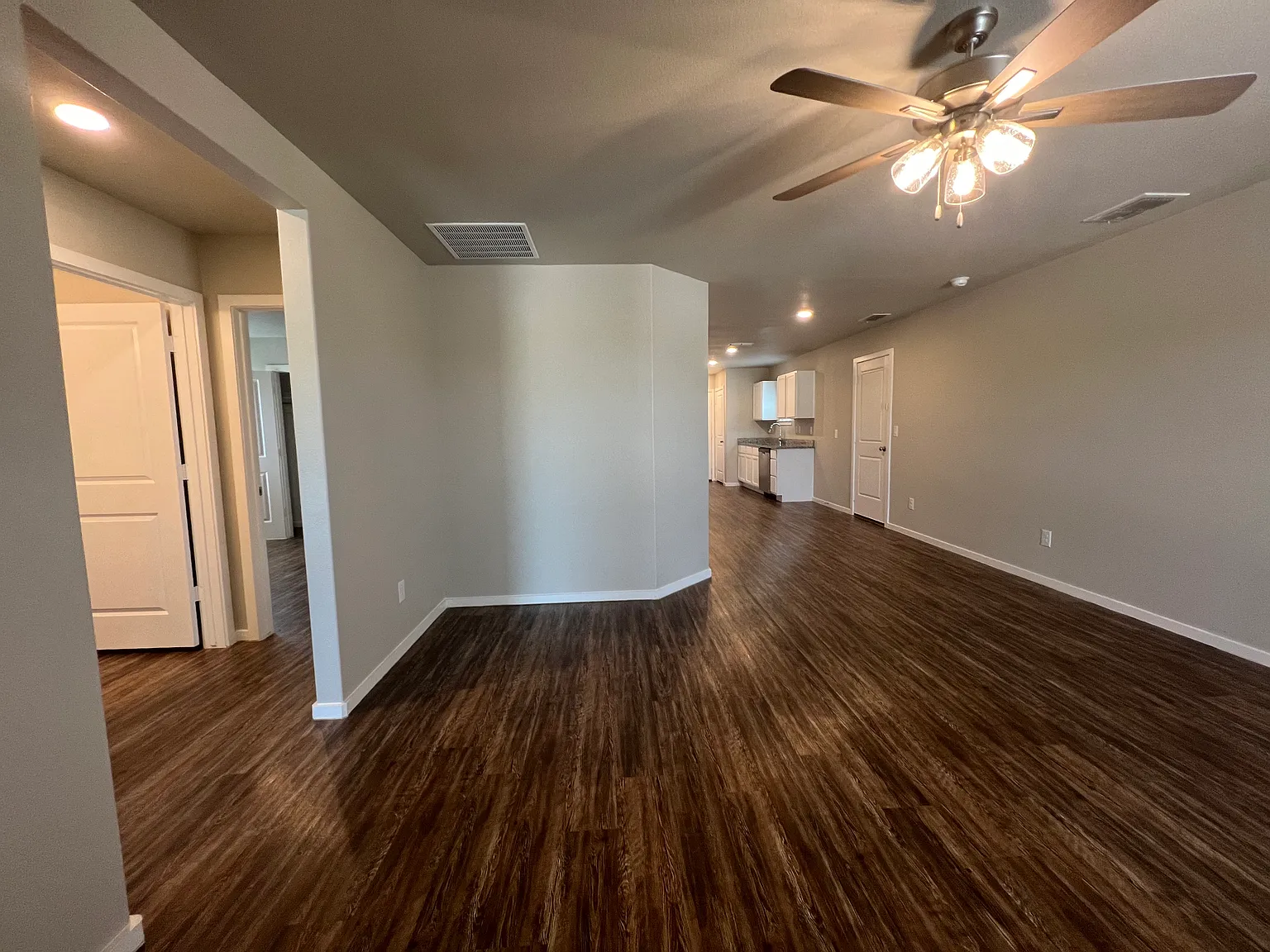 3 bed, 1247 sqft, $1,450 — Photo 4