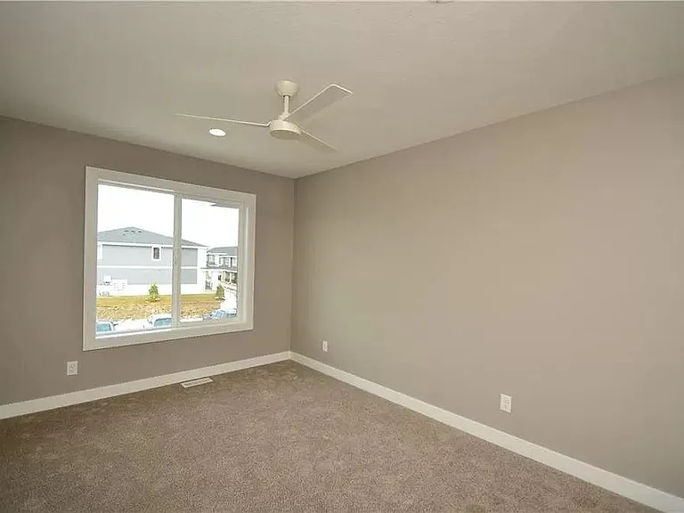 660 SE Greyson Ln — Photo 3