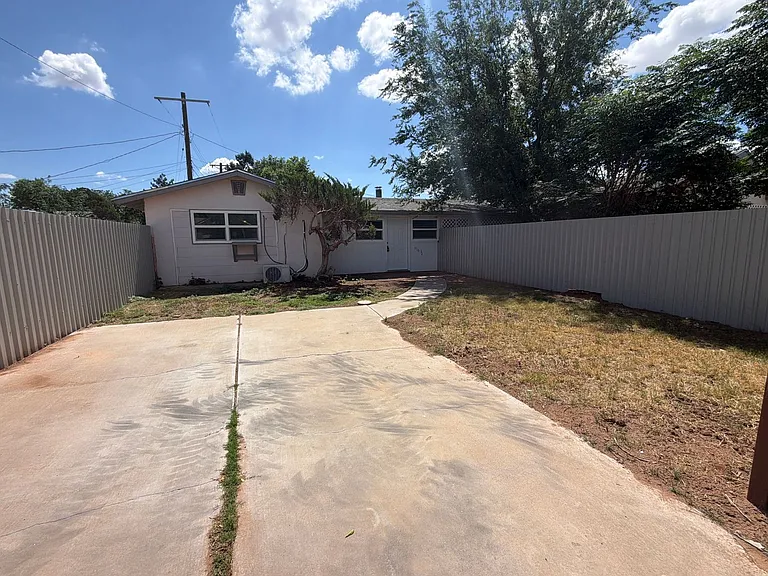 916 W Plains Ave — Photo 2