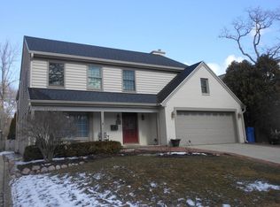 1096 E Circle Dr, Whitefish Bay, WI 53217