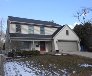 1096 E Circle Dr, Whitefish Bay, WI, 53217