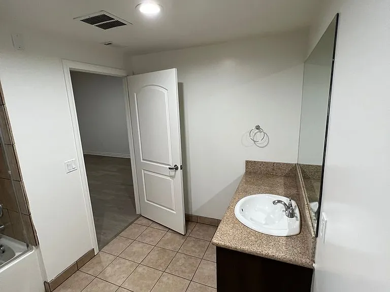 Yaya Laurel 1 Apartments — Photo 35