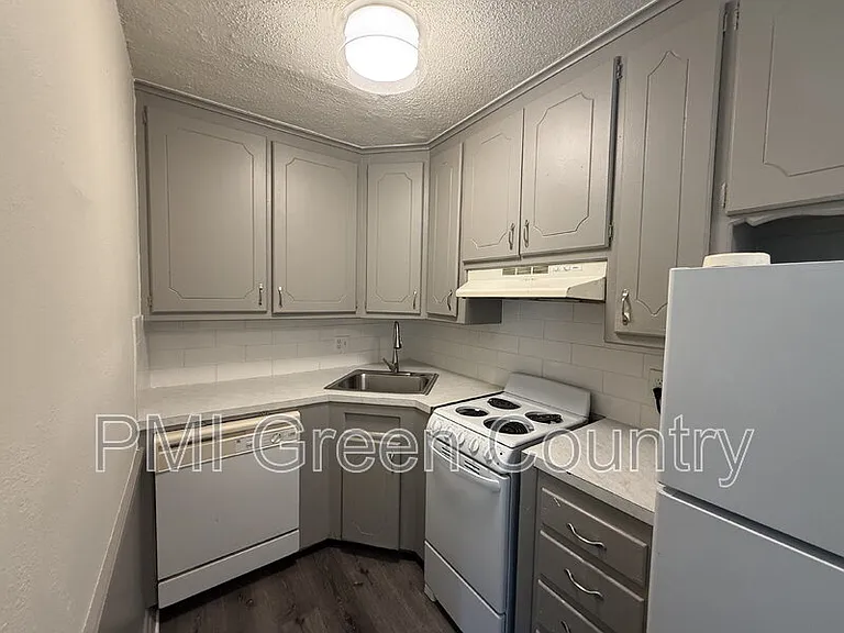 2540 E 7th St #2 — Photo 3